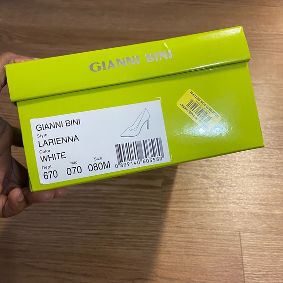 Gianni Bini white pumps - Picture 9 of 11